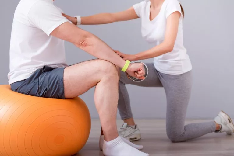 Fisioterapia, terapia de Estimulación Muscular Eléctrica y máquina